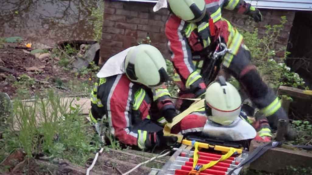 Knoten und Stiche bei der Rettung aus Hanglage Knoten bei der Rettung eines verletzten Bikers in Hanglage